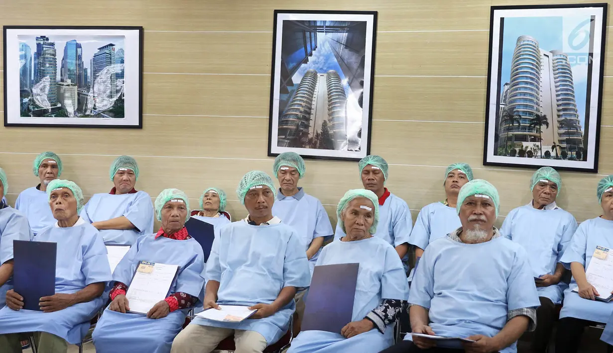 Sejumlah pasien bersiap untuk menjalani operasi katarak gratis dalam bakti sosial di Kanwil DJP Wajib Pajak Besar, Jakarta, Sabtu (28/10). Baksos diselenggarakan guna mengurangi tingkat penderita katarak di Indonesia. (Liputan6.com/Immanuel Antonius)