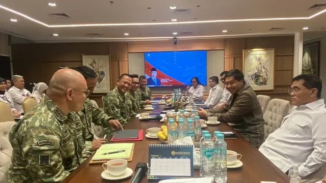 Pertemuan Menteri Perumahan dan Kawasan Permukiman (PKP) Maruarar Sirait dengan TNI Angkatan Darat di Kantor Kementerian PKP, Senin (9/2/2026). (Liputan6.com/Christian)