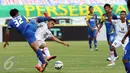 Pesepakbola Martapura FC, Syaifullah Nazar (kedua kiri) berebut bola dengan Absor Fauzi (Persiba) di lanjutan Piala Presiden 2015 di Stadion Si Jalak Harupat, Bandung, Minggu (9/6/2015). Martapura kalah 2-3 dari Persiba. (Liputan6.com/Helmi Fithriansyah)
