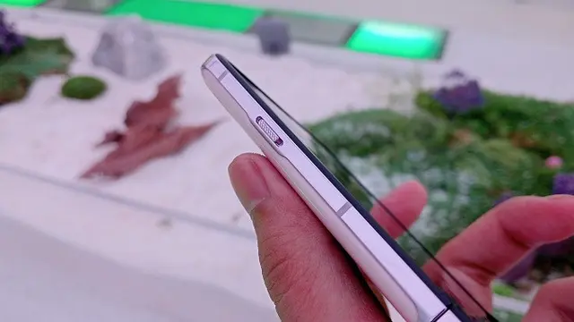 Alert Sider pada Bodi Bagian Kiri Hp Layar Lipat Baru Oppo Find N3 Flip
