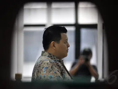 Terdakwa Direktur PT Papua Indah Perkasa (PIP) Teddy Renyut dalam sidang putusan vonis di Pengadilan Tipikor, Jakarta, Rabu (29/10/2014). (Liputan6.com/Miftahul Hayat)