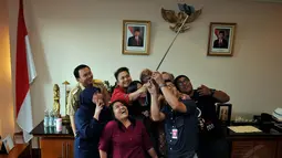 Usai berbincang-bincang, pria yang kerap disapa Ahok itu diajak foto selfie oleh tim redaksi Liputan6.com, Jakarta, (9/9/14). (Liputan6.com/Johan Tallo)