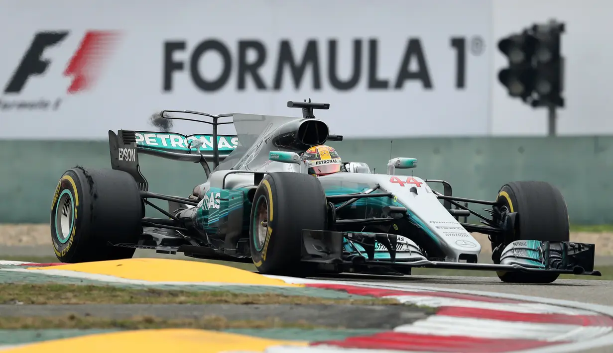 Pembalap Mercedes Lewis Hamilton memacu mobilnya selama balapan Formula One (F1) GP China di Sirkuit Internasional Shanghai, Minggu (9/4). Hamilton tak terkalahkan dari awal balapan hingga akhirnya memenangkan GP China ini. (AP Photo/Mark Schiefelbein)