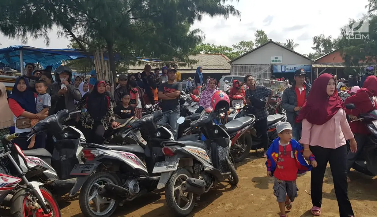 Warga berkerumun menantikan evakuasi pesawat Lion Air JT 610 di Pantai Pakis Jaya, Karawang, Jawa Barat, Senin (29/10). Pesawat Lion Air JT 610 yang jatuh di Karawang dinyatakan laik operasi. (Liputan6.com/Herman Zakharia)