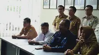 Staf Ahli Kemenkes RI dr Kuwat Sri Hudoyo (ketiga kiri) saat memberikan keterangan pers di RSUD Raden Mattaher Jambi, Selasa (28/1/2020). Kemenkes memastikan tidak ada suspect virus Corona yang terjadi di Jambi. (Liputan6.com/Gresi Plasmanto)