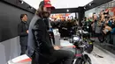 Keanu Reeves berada di atas motor baru Arch 1s selama pameran EICMA Moto Milano 2017 di Milan, , (8/11). Keanu Reeves dan rekannya, Gard Hollinger mengembangkan sepeda motor pabrikan AS dengan merek Arch Motorcycle sejak 2011. (AFP Photo/Miguel Medina)