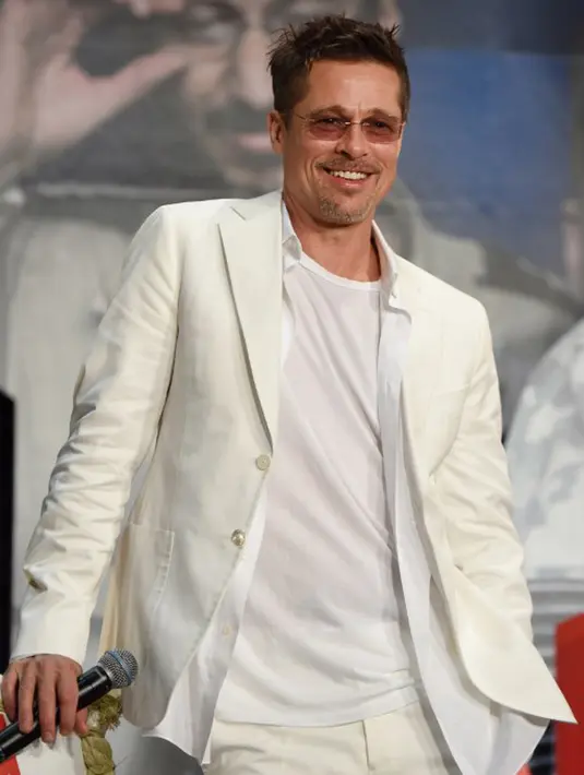 Pitt kembali merasa kecewa karena tidak bisa merayakan hari ayah bersama buah hatinya tersayang. Seperti yang diketahui bahwa sejak Jolie menggugat cerai, Pitt tak bisa bertemu anaknya dengan leluasa. (AFP/Bintang.com)