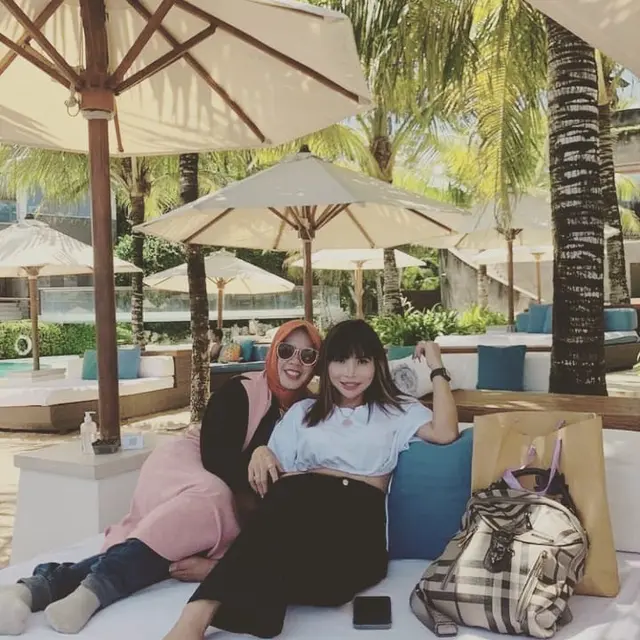 7 Potret Kebersamaan Rohimah Alli dan Eva Belisima Liburan Ke Bali