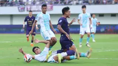 Pemain Persita, Ahmad Nur Hadianto (tengah) berebut bola saat bertanding melawan PSBS Biak pada laga pekan ke-21 BRI Super League 2025/2026 di Stadion Indomilk Arena, Tangerang, Banten, Senin (16/2/2026). Bertanding di depan publik sendiri, Persita Tangerang berhasil memetik poin penuh dalam laga lanjutan BRI Super League 2025/2026. (Bola.com/M Iqbal Ichsan)