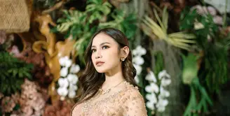 Mahalini Raharja tampil memukau dalam kebaya rancangan desainer ternama, Asky Febrianti. Dengan sentuhan warna soft mocca yang lembut, kebaya ini tidak hanya menampilkan keanggunan tetapi juga dihiasi dengan detail memikat. [@mahalini].
