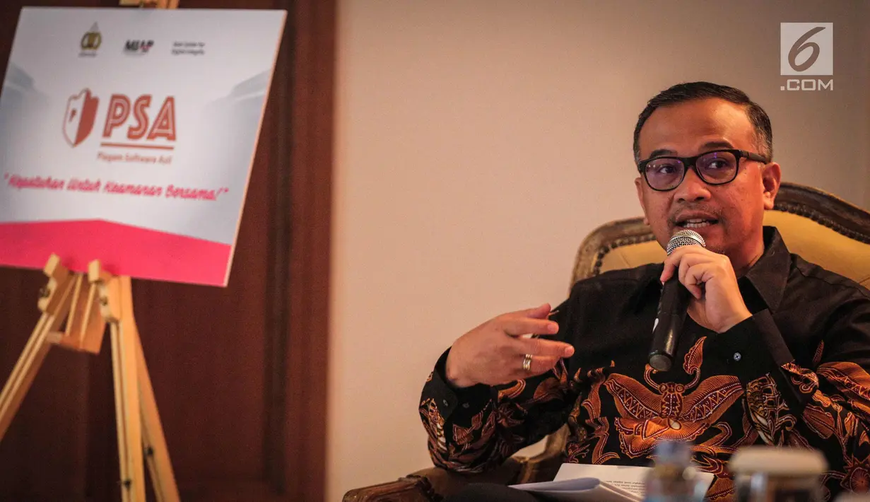 Ketua Masyarakat Indonesia Anti Pemalsuan (MIAP) Justisiari P Kusumah  memberikan penjelasan terkait program piagam software asli dalam peluncuran program piagam software asli di Jakarta, Senin (23/10). (Liputan6.com/Faizal Fanani)