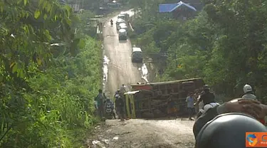 Citizen6, Samarinda: Truk pengangkut kelapa sawit terguling di Desa Sebulu, Kutai Kartanegara, Jumat (30/4). (Pengirim: One Reload)