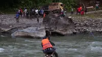 Jembatan gantung tiba-tiba putus saat dilewati anggota TNI-Polri, sebanyak 4 orang terjatuh ke sungai berarus deras dan belum ditemukan. (Liputan6.com/ Dok Humas Polda Papua)