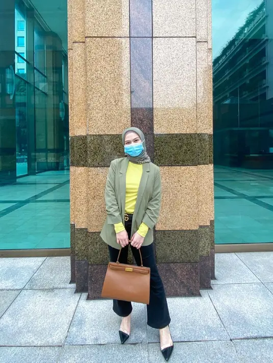 Blazer bisa jadi key item yang dapat diandalkan. Pastikan kamu memilih nuansa blazer yang netral agar mudah dipadukan dengan warna-warna baju lainnya. (foto: Instagram/ Melody Laksani)