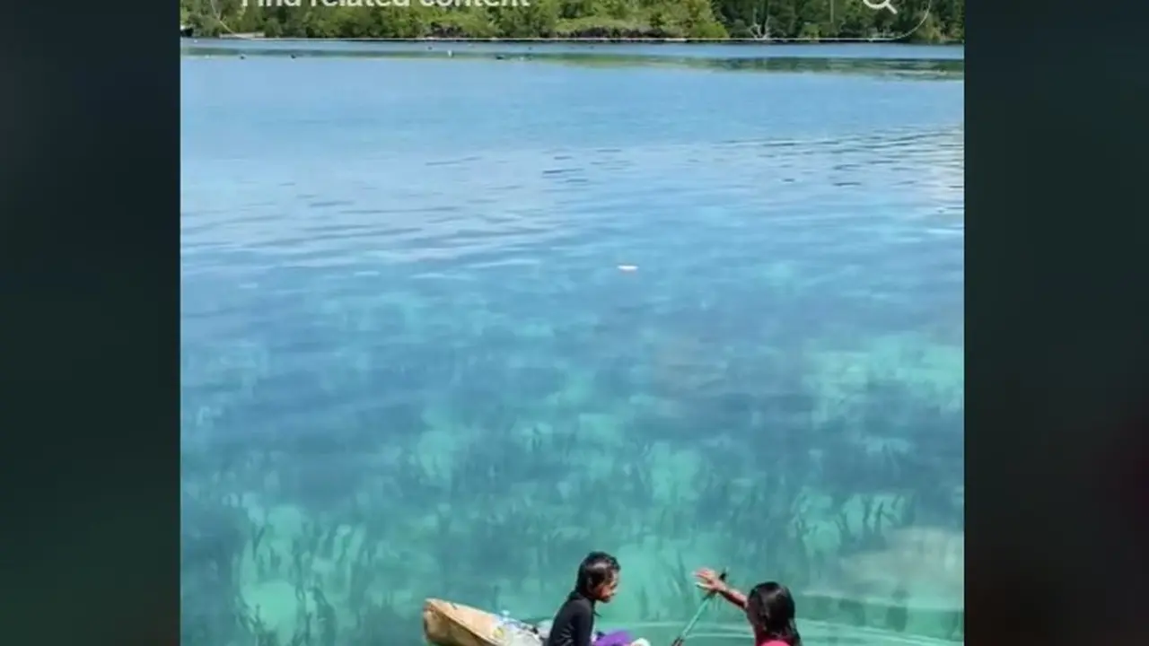 Viral Bocah Perempian Mendayung di Pantai, Airnya Super Jernih dan Disebut Seperti di Negeri Dongeng