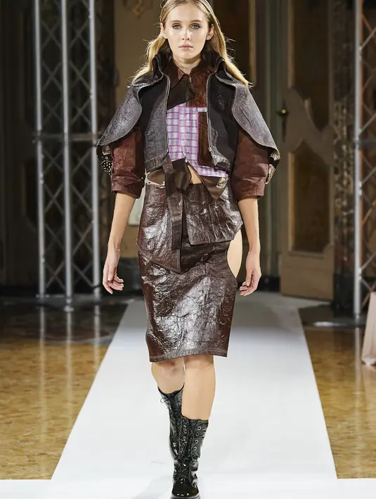 Tema “Revolutionary Hope”, koleksi Spring-Summer 2022 yang terdiri dari 10 look ini terinspirasi dari gaya Punk era 70-an yang dipadukan untuk pertama kalinya dengan kain tradisional batik.