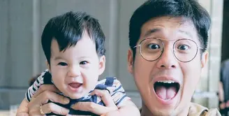 Lihat betapa lucunya kebersamaan Junior Liem dan sang buah hati, Lori. Keimutan Lori memang membuat para warganet menjadi gemas. (Foto: instagram.com/juniorliem)