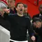 Manajer Chelsea, Xabi Alonso, berteriak dari pinggir lapangan saat pertandingan melawan Brentford pada lanjutan Liga Inggris 2026/2027 di Gtech Community Stadium, pada Sabtu (18/9/2026). (Glyn Kirk/AFP)
