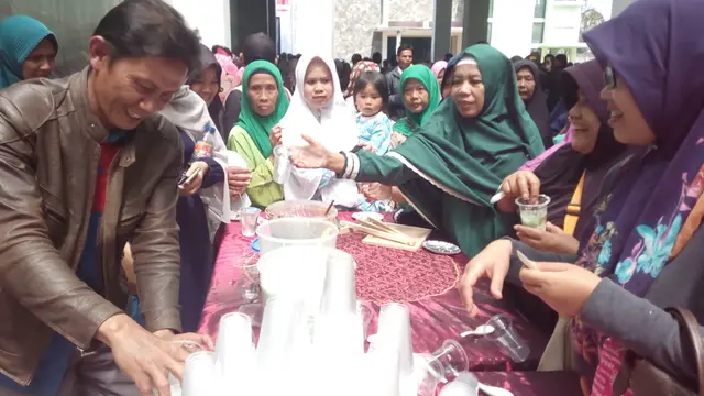 Antrian warga Garut menikmati hidangan syukuran kemenangan petahan