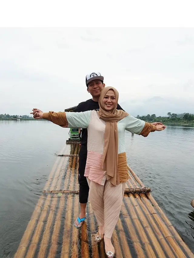 Unggah Foto Lawas saat Anniversary, Ini 7 Potret Mesra Denny Cagur dan Istri