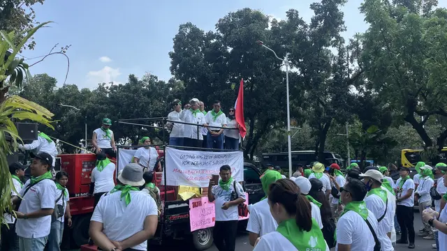 Ribuan warga penghuni rusun dan apartemen dari berbagai wilayah DKI Jakarta menggelar demo di depan Balai Kota DKI Jakarta, Senin (21/7/2025).