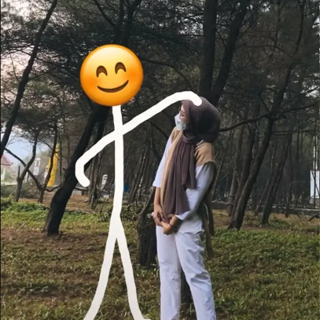 6 Editan Foto Wanita Bareng ‘Kekasih’ Emoji Ini Kreatif Sekaligus Kocak