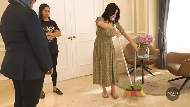 7 Momen Nikita Willy Belajar Menyapu Hingga Menyetrika, Ternyata Menyenangkan