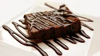 Cara Membuat Brownies Kukus Cuma Pakai Spatula Tanpa Mixer, Anti Gagal dan Lembut!