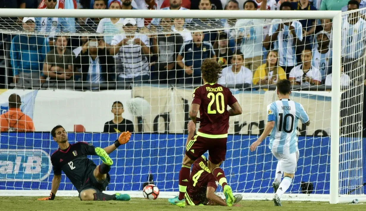 Lionel Messi saat mencetak gol ketiga Argentina ke gawang Venezuela dalam laga perempat final Copa America Centenario 2016 di Stadion Gillette, Massachusetts, AS, (19/6/2016). (AFP/Nelson Almeida)