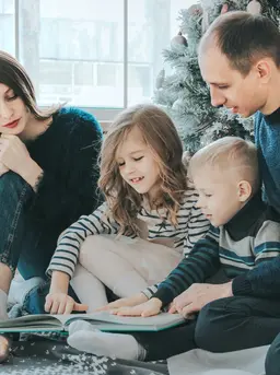 Ilustrai orangtua yang percaya dengan anak. (Foto: Unsplash/Ann Danilina)