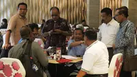 Kelompok 85 yang dikoordinatori Umuh Muchtar merapatkan barisan jelang pencalonan Pangkostrad Letjen TNI Edy Rahmayadi sebagai Ketum PSSI. (Bola.com/Gerry Anugrah Putra)