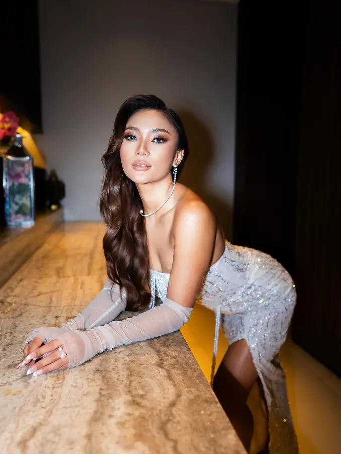 Marion Jola dengan gaun putih (Instagram/lalamarionmj)