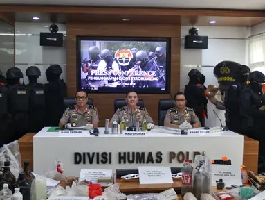 Kadiv Humas Polri Irjen Pol M. Iqbal (tengah) dalam jumpa pers terkait penangkapan terduga teroris di Jakarta, Jumat (17/5/2019). Irjen Iqbal mengatakan dari 29 yang diamankan pada bulan Mei, sebanyak 18 terduga teroris mempunyai tujuan beraksi pada 22 Mei mendatang. (Liputan6.com/Johan Tallo)