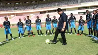 Menteri BUMN Erick Thohir usai mendampingi Presiden Jokowi meresmikan pusat pelatihan sepak bola di Stadion Lukas Enembe Papua. Peresmian Papua Football Academy (PFA) ini digadang jadi pengembangan potensi anak-anak asli papua.