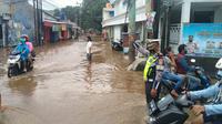 Banjir di Simpang Mampang Jalan Raya Sawangan, Kecamatan Pancoranmas, Kota Depok. (Liputan6.com/Dicky Agung Prihanto).