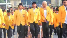 Ketua Umum Partai Golkar, Bahlil Lahadalia (tengah) bersama jajaran petinggi partai berlambang pohon beringin berjalan bersama sesaat tiba di Taman Makam Pahlawan (TMP) Kalibata, Jakarta, Senin (20/10/2025). (merdeka.com/Arie Basuki)