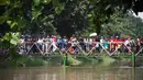 Warga pun dengan sabar menyaksikan berbagai lomba tujuhbelasan yang digelar di tengah-tengah sungai (Liputan6.com/Faizal Fanani)