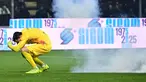 Kiper US Cremonese, Emil Audero bereaksi saat suar meledak di lapangan selama pertandingan pekan ke-23 Serie A Italia melawan Inter Milan di Stadion Giovanni Zini, Cremona, Italia utara, Minggu 1 Februari 2026 waktu setempat atau Senin (2/2/2026) dini hari WIB. (Piero CRUCIATTI/AFP)