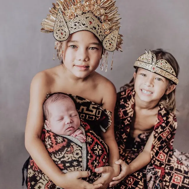 Gaya Pemotretan Keluarga Irfan Bachdim Pakai Kain Nusantara, Tampil Kompak. (Sumber: Instagram/jenniferbachdim)