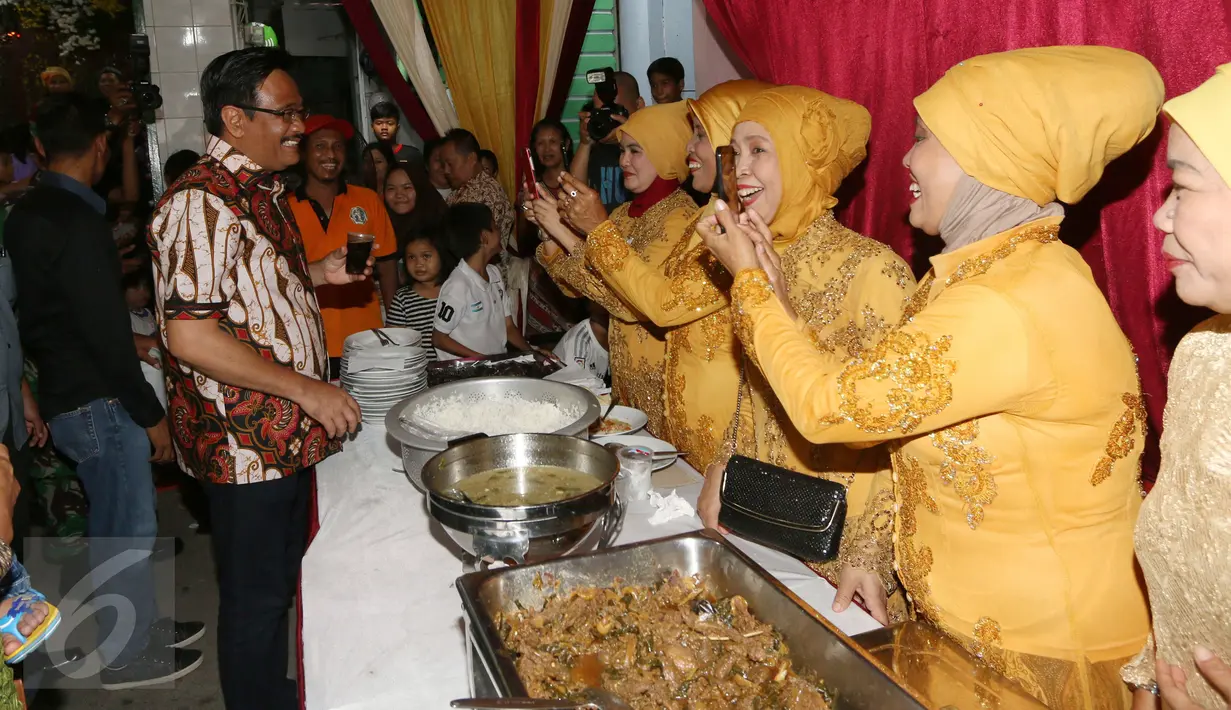 Sejumlah kerabat pengantin mengabadikan kedatangan Cawagub DKI Jakarta Djarot Saiful Hidayat di Petogogan I, Jakarta Selatan, Minggu (11/12). (Liputan6.com/Fery Pradolo)