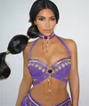Usai tragedi perampokan yang menimpa dirinya di Paris, Kim Kardashian memang sempat menenangkan diri. Perlahan, ia mulai bisa hidup seperti biasa. Terlihat bersama keluarganya Kim merayakan Halloween dengan kostum Jasmine. (doc.People)