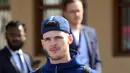 Gelandang Inggris Declan Rice meninggalkan hotel tim di Doha (11/12/2022). Timnas Inggris langsung meninggalkan Qatar usai tersingkir di gelaran Piala Dunia 2022, Minggu (11/12/2022). Kekalahan 1-2 atas Prancis di babak perempat final menghentikan langkah Inggris  di Piala Dunia 2022.  (AFP/Paul Ellis)