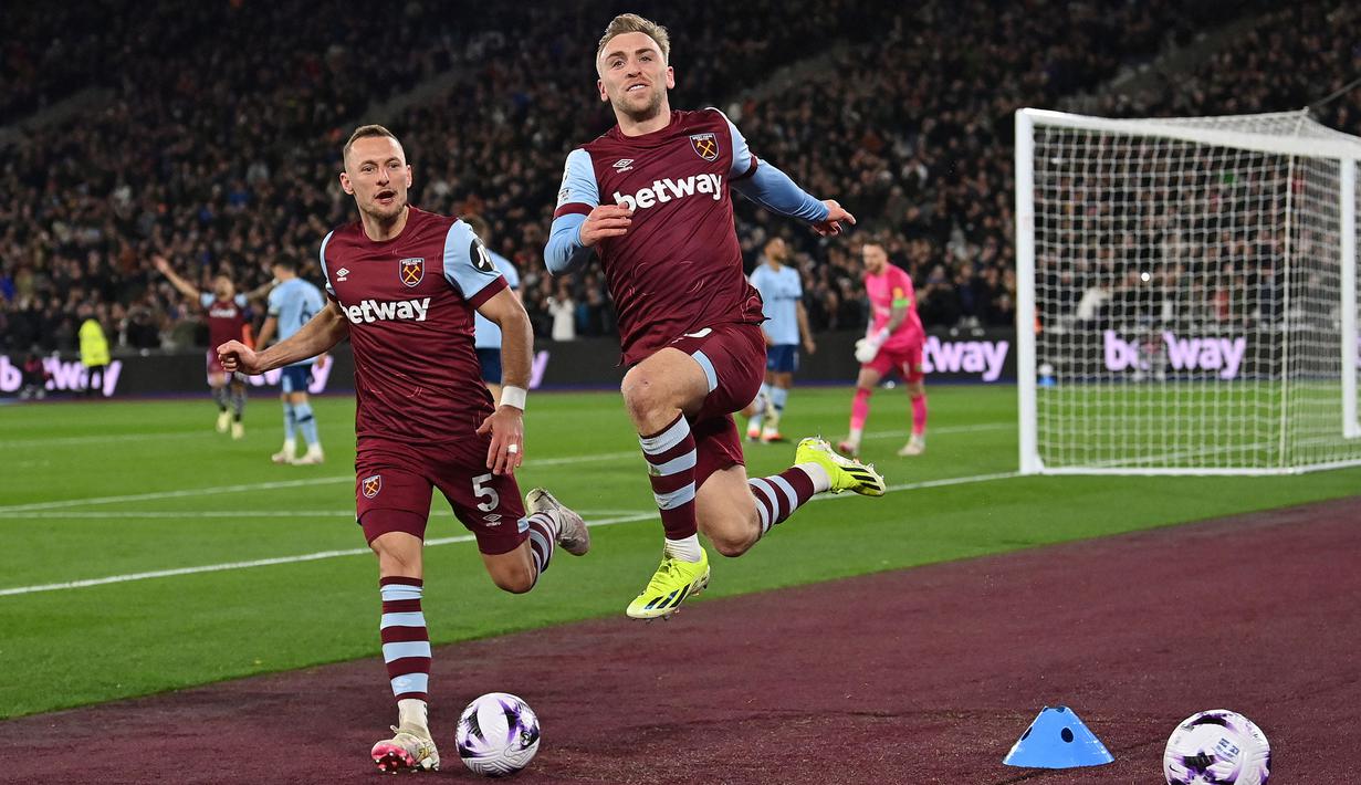 Sayap kanan asal Inggris berusia 27 tahun, Jarrod Bowen yang kini tengah menjalani musim kelima bersama West Ham United hingga kini telah mencetak 14 gol dari 27 laga di Premier League 2023/2024. Empat gol di antaranya dicetak melalui sundulan kepala dari pemain yang berpostur 175 cm ini. (AFP/Glyn Kirk)