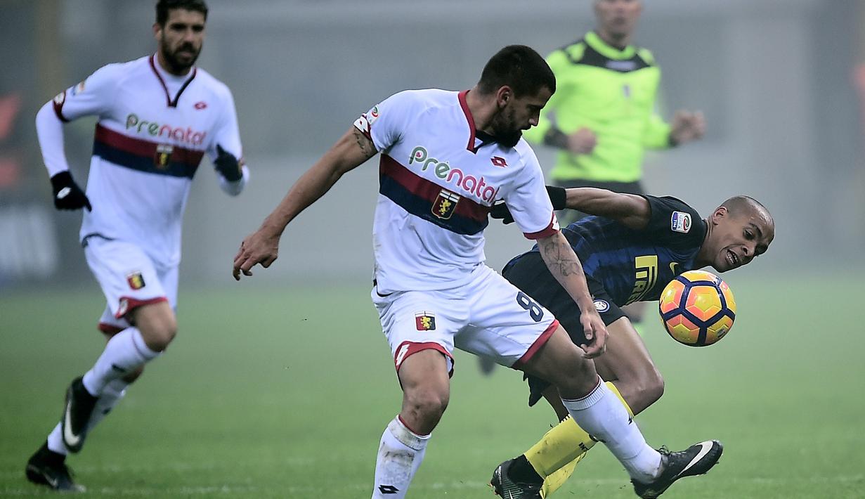 Gelandang Inter Milan, Joao Mario (kanan), berebut bola dengan gelandang Genoa, Tomas Rincon, pada laga pekan ke-16 Serie A di Giuseppe Meazza, Minggu (11/12/2016). (AFP/Filippo Monteforte)