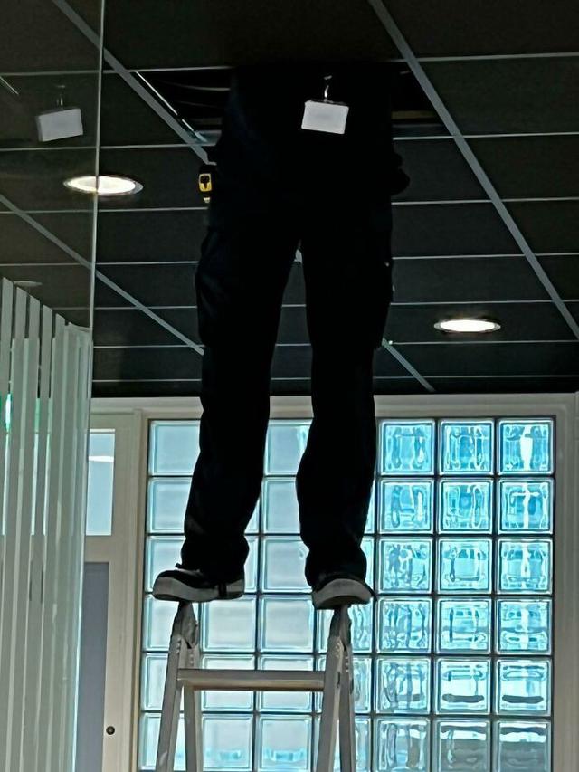 8 Potret Cara Pekerja Lapangan Bekerja Ini Bikin Deg-Degan