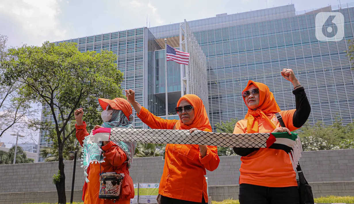 Pengunjuk rasa juga meminta pihak-pihak yang terlibat dalam konflik tersebut untuk mengambil langkah tegas sehingga pertumpahan darah yang terjadi akibat perang Palestina dan Israel dapat berakhir. (Liputan6.com/Faizal Fanani)