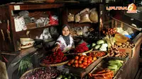 Seorang ibu pedangan sayuran di Pasar Blok A, Jakarta Selatan, mengaku harga cabai mencapai Rp.80 ribu per kilogramnya. Rabu (26/03/2014) (Liputan6.com/JohanTallo).