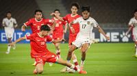 Gelandang Timnas Indonesia U-17, Rafi Rasyiq menceoba melewati terjangan pemain Timnas Afganistan U-17 dalam laga terakhir Grup C Piala Asia U-17 2025 di Prince Abdullah Al-Faisal Stadium, Jeddah, Jumat (11/4/2025) dini hari WIB. (Dok. PSSI).