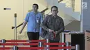 Vice President of Investor Relations and Corporate Secretary PT Garuda Indonesia (Persero) Tbk Hengki Heriandono berjalan keluar gedung KPK usai pemeriksaan sebagai saksi dengan tersangka Emirsyah Satar, Jakarta, Rabu (31/1).(Liputan6.com/Herman Zakharia)