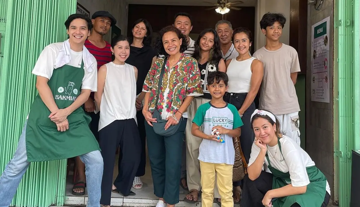 Kedai ini bisa dibilang baru saja dibuka. Sejumlah selebriti menyempatkan pergi ke sana. Ada Ari Irham hingga Widi Mulia. Widi bahkan mengajak serta buah hatinya. Tak ketinggalan, Mira Lesmana juga turut berkunjung. (Liputan6.com/IG/@widimulia)